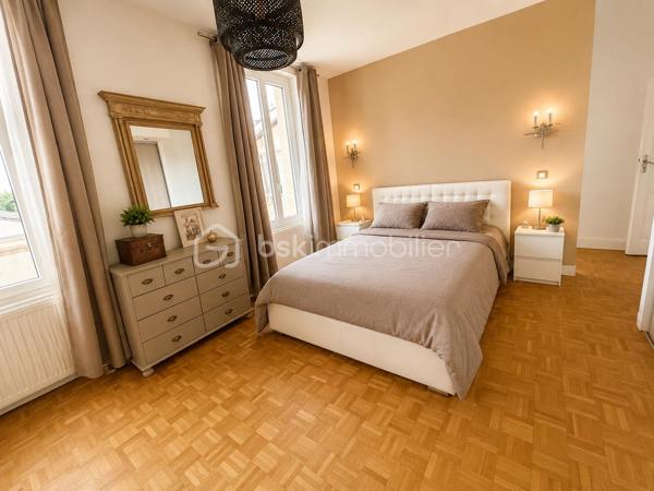Maison familiale de caractère avec piscine – Un véritable havre de paix au cœur d'Agen !
Rare sur le secteur ! 
À seulement quelques minutes à pied du centre-ville d'Agen, découvrez cette magnifique maison familiale d'environ 250 m², où volumes, confort et qualité de vie se conjuguent à la perfection.

Derrière son portail automatique, une superbe parcelle paysagée et clôturée de plus de 1 200 m² vous accueille. Véritable écrin de verdure, elle offre une grande piscine récente (2021), un agréable abri pour partager de chaleureux repas d'été entre amis ou en famille, ainsi qu'un jardin intimiste propice à la détente.

Dès l'entrée, vous serez séduits par les généreux volumes et la luminosité des espaces de vie. La vaste pièce principale, ouverte sur le jardin, accueille une élégante cuisine équipée haut de gamme neuve, pensée pour les amateurs de convivialité avec espace salle à manger. Le salon, agrémenté d'un poêle à bois, prolonge cette atmosphère chaleureuse et s'ouvre sur une agréable véranda. Une buanderie et des toilettes indépendantes complètent ce niveau.

À l'étage, l'espace nuit a été conçu pour offrir confort et intimité à toute la famille. Vous découvrirez une véritable suite parentale comprenant une spacieuse chambre, une salle d'eau privative, un dressing ainsi qu'une pièce supplémentaire pouvant accueillir un bureau ou une chambre de bébé.

Trois autres belles chambres se partagent une vaste salle de bains, idéale pour répondre aux besoins d'une grande famille.

Le dernier niveau, accessible également par un accès indépendant, constitue un véritable espace autonome. Il comprend une grande chambre avec sa salle d'eau privative, parfaite pour un adolescent, un étudiant, des invités ou encore pour une activité professionnelle.

Les atouts de cette propriété :
Environ 250 m² habitables
Jardin arboré de plus de 1 200 m²
Piscine récente (2021)
Cuisine équipée haut de gamme neuve
Poêle à bois et véranda
Suite parentale complète
5 chambres et 3 salles d'eau/bains
Espace indépendant idéal pour adolescent, profession libérale ou location
Portail motorisé
À proximité immédiate des commerces, écoles et services.

Une propriété rare, offrant un cadre de vie privilégié en plein cœur d'Agen. Un bien coup de cœur à découvrir sans tarder !

Contactez-moi dès aujourd'hui pour organiser votre visite.