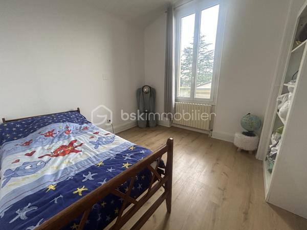 Maison familiale de caractère avec piscine – Un véritable havre de paix au cœur d'Agen !
Rare sur le secteur ! 
À seulement quelques minutes à pied du centre-ville d'Agen, découvrez cette magnifique maison familiale d'environ 250 m², où volumes, confort et qualité de vie se conjuguent à la perfection.

Derrière son portail automatique, une superbe parcelle paysagée et clôturée de plus de 1 200 m² vous accueille. Véritable écrin de verdure, elle offre une grande piscine récente (2021), un agréable abri pour partager de chaleureux repas d'été entre amis ou en famille, ainsi qu'un jardin intimiste propice à la détente.

Dès l'entrée, vous serez séduits par les généreux volumes et la luminosité des espaces de vie. La vaste pièce principale, ouverte sur le jardin, accueille une élégante cuisine équipée haut de gamme neuve, pensée pour les amateurs de convivialité avec espace salle à manger. Le salon, agrémenté d'un poêle à bois, prolonge cette atmosphère chaleureuse et s'ouvre sur une agréable véranda. Une buanderie et des toilettes indépendantes complètent ce niveau.

À l'étage, l'espace nuit a été conçu pour offrir confort et intimité à toute la famille. Vous découvrirez une véritable suite parentale comprenant une spacieuse chambre, une salle d'eau privative, un dressing ainsi qu'une pièce supplémentaire pouvant accueillir un bureau ou une chambre de bébé.

Trois autres belles chambres se partagent une vaste salle de bains, idéale pour répondre aux besoins d'une grande famille.

Le dernier niveau, accessible également par un accès indépendant, constitue un véritable espace autonome. Il comprend une grande chambre avec sa salle d'eau privative, parfaite pour un adolescent, un étudiant, des invités ou encore pour une activité professionnelle.

Les atouts de cette propriété :
Environ 250 m² habitables
Jardin arboré de plus de 1 200 m²
Piscine récente (2021)
Cuisine équipée haut de gamme neuve
Poêle à bois et véranda
Suite parentale complète
5 chambres et 3 salles d'eau/bains
Espace indépendant idéal pour adolescent, profession libérale ou location
Portail motorisé
À proximité immédiate des commerces, écoles et services.

Une propriété rare, offrant un cadre de vie privilégié en plein cœur d'Agen. Un bien coup de cœur à découvrir sans tarder !

Contactez-moi dès aujourd'hui pour organiser votre visite.