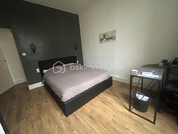 Maison familiale de caractère avec piscine – Un véritable havre de paix au cœur d'Agen !
Rare sur le secteur ! 
À seulement quelques minutes à pied du centre-ville d'Agen, découvrez cette magnifique maison familiale d'environ 250 m², où volumes, confort et qualité de vie se conjuguent à la perfection.

Derrière son portail automatique, une superbe parcelle paysagée et clôturée de plus de 1 200 m² vous accueille. Véritable écrin de verdure, elle offre une grande piscine récente (2021), un agréable abri pour partager de chaleureux repas d'été entre amis ou en famille, ainsi qu'un jardin intimiste propice à la détente.

Dès l'entrée, vous serez séduits par les généreux volumes et la luminosité des espaces de vie. La vaste pièce principale, ouverte sur le jardin, accueille une élégante cuisine équipée haut de gamme neuve, pensée pour les amateurs de convivialité avec espace salle à manger. Le salon, agrémenté d'un poêle à bois, prolonge cette atmosphère chaleureuse et s'ouvre sur une agréable véranda. Une buanderie et des toilettes indépendantes complètent ce niveau.

À l'étage, l'espace nuit a été conçu pour offrir confort et intimité à toute la famille. Vous découvrirez une véritable suite parentale comprenant une spacieuse chambre, une salle d'eau privative, un dressing ainsi qu'une pièce supplémentaire pouvant accueillir un bureau ou une chambre de bébé.

Trois autres belles chambres se partagent une vaste salle de bains, idéale pour répondre aux besoins d'une grande famille.

Le dernier niveau, accessible également par un accès indépendant, constitue un véritable espace autonome. Il comprend une grande chambre avec sa salle d'eau privative, parfaite pour un adolescent, un étudiant, des invités ou encore pour une activité professionnelle.

Les atouts de cette propriété :
Environ 250 m² habitables
Jardin arboré de plus de 1 200 m²
Piscine récente (2021)
Cuisine équipée haut de gamme neuve
Poêle à bois et véranda
Suite parentale complète
5 chambres et 3 salles d'eau/bains
Espace indépendant idéal pour adolescent, profession libérale ou location
Portail motorisé
À proximité immédiate des commerces, écoles et services.

Une propriété rare, offrant un cadre de vie privilégié en plein cœur d'Agen. Un bien coup de cœur à découvrir sans tarder !

Contactez-moi dès aujourd'hui pour organiser votre visite.