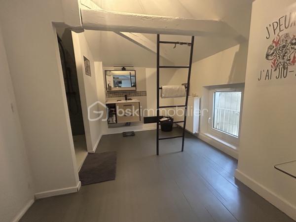 Maison familiale de caractère avec piscine – Un véritable havre de paix au cœur d'Agen !
Rare sur le secteur ! 
À seulement quelques minutes à pied du centre-ville d'Agen, découvrez cette magnifique maison familiale d'environ 250 m², où volumes, confort et qualité de vie se conjuguent à la perfection.

Derrière son portail automatique, une superbe parcelle paysagée et clôturée de plus de 1 200 m² vous accueille. Véritable écrin de verdure, elle offre une grande piscine récente (2021), un agréable abri pour partager de chaleureux repas d'été entre amis ou en famille, ainsi qu'un jardin intimiste propice à la détente.

Dès l'entrée, vous serez séduits par les généreux volumes et la luminosité des espaces de vie. La vaste pièce principale, ouverte sur le jardin, accueille une élégante cuisine équipée haut de gamme neuve, pensée pour les amateurs de convivialité avec espace salle à manger. Le salon, agrémenté d'un poêle à bois, prolonge cette atmosphère chaleureuse et s'ouvre sur une agréable véranda. Une buanderie et des toilettes indépendantes complètent ce niveau.

À l'étage, l'espace nuit a été conçu pour offrir confort et intimité à toute la famille. Vous découvrirez une véritable suite parentale comprenant une spacieuse chambre, une salle d'eau privative, un dressing ainsi qu'une pièce supplémentaire pouvant accueillir un bureau ou une chambre de bébé.

Trois autres belles chambres se partagent une vaste salle de bains, idéale pour répondre aux besoins d'une grande famille.

Le dernier niveau, accessible également par un accès indépendant, constitue un véritable espace autonome. Il comprend une grande chambre avec sa salle d'eau privative, parfaite pour un adolescent, un étudiant, des invités ou encore pour une activité professionnelle.

Les atouts de cette propriété :
Environ 250 m² habitables
Jardin arboré de plus de 1 200 m²
Piscine récente (2021)
Cuisine équipée haut de gamme neuve
Poêle à bois et véranda
Suite parentale complète
5 chambres et 3 salles d'eau/bains
Espace indépendant idéal pour adolescent, profession libérale ou location
Portail motorisé
À proximité immédiate des commerces, écoles et services.

Une propriété rare, offrant un cadre de vie privilégié en plein cœur d'Agen. Un bien coup de cœur à découvrir sans tarder !

Contactez-moi dès aujourd'hui pour organiser votre visite.