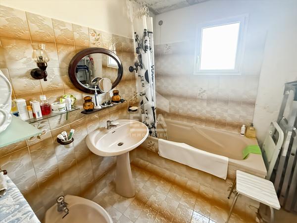 LES PENNES MIRABEAU- EXCLUSIVITE - Double habitation - Maison T4 de 108m2 et appartement T3 de 67m2 sur 1340 m² de terrain avec garage et piscine