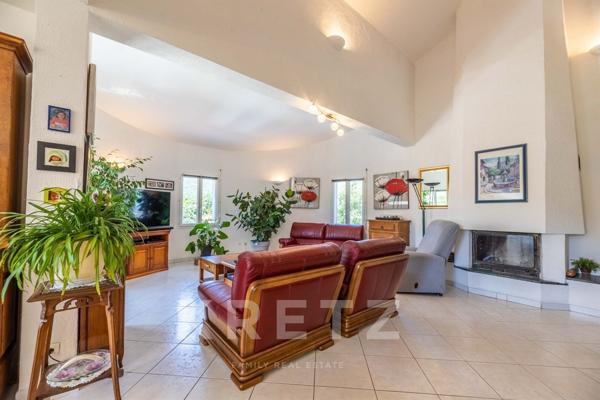 Villa de 253m2 entouré de nature avec 2 appartements indépendants, jardin arboré et piscine