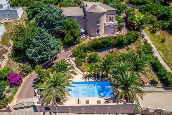 Villa de 253m2 entouré de nature avec 2 appartements indépendants, jardin arboré et piscine