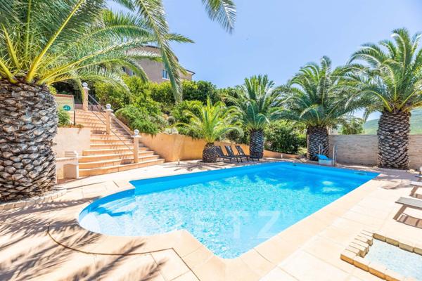 Villa de 253m2 entouré de nature avec 2 appartements indépendants, jardin arboré et piscine