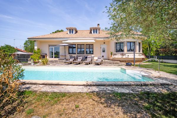 A vendre secteur Casseneuil belle villa de caractère de 7 pièces, avec piscine.