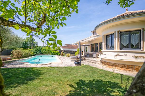 A vendre secteur Casseneuil belle villa de caractère de 7 pièces, avec piscine.