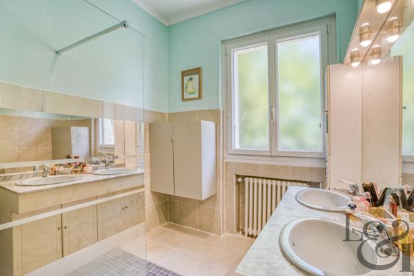 A vendre secteur Casseneuil belle villa de caractère de 7 pièces, avec piscine.