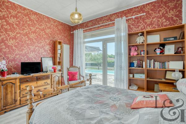 A vendre secteur Casseneuil belle villa de caractère de 7 pièces, avec piscine.