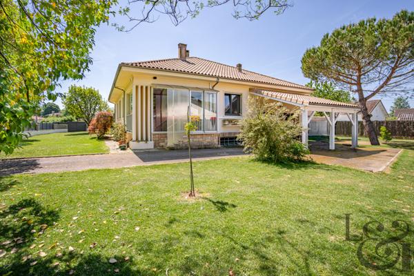 A vendre secteur Casseneuil belle villa de caractère de 7 pièces, avec piscine.