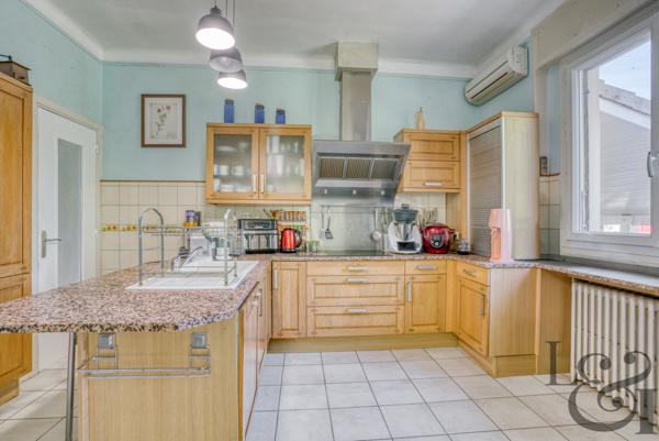 A vendre secteur Casseneuil belle villa de caractère de 7 pièces, avec piscine.