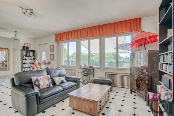 A vendre secteur Casseneuil belle villa de caractère de 7 pièces, avec piscine.