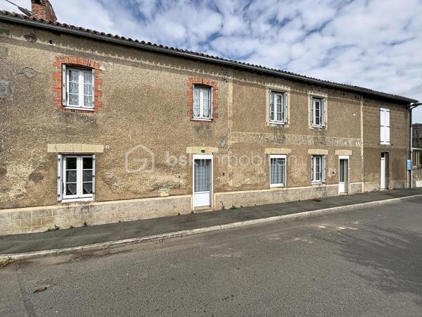 Maison de bourg située sur la commune de Genneton (79).

Elle comprend une entrée sur séjour, une cuisine dinatoire, une salle d’eau, des WC indépendants et une chambre.

À l’étage, vous trouverez trois chambres sur parquet, une salle d’eau avec WC de 20 m² ainsi qu’un grenier aménageable de 30 m².

Ce bien bénéficie également d’un espace extérieur avec un garage de 40 m² et un atelier.

Côté technique, cette maison en pierre dispose d’une pompe à chaleur air/eau, de menuiseries en double vitrage et d’un assainissement collectif.