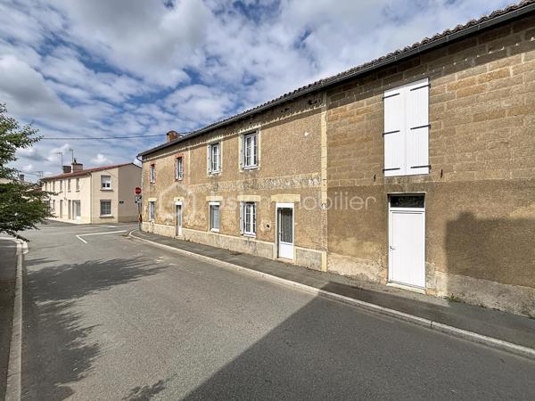 Maison de bourg située sur la commune de Genneton (79).

Elle comprend une entrée sur séjour, une cuisine dinatoire, une salle d’eau, des WC indépendants et une chambre.

À l’étage, vous trouverez trois chambres sur parquet, une salle d’eau avec WC de 20 m² ainsi qu’un grenier aménageable de 30 m².

Ce bien bénéficie également d’un espace extérieur avec un garage de 40 m² et un atelier.

Côté technique, cette maison en pierre dispose d’une pompe à chaleur air/eau, de menuiseries en double vitrage et d’un assainissement collectif.
