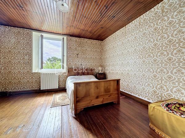 Maison de bourg située sur la commune de Genneton (79).

Elle comprend une entrée sur séjour, une cuisine dinatoire, une salle d’eau, des WC indépendants et une chambre.

À l’étage, vous trouverez trois chambres sur parquet, une salle d’eau avec WC de 20 m² ainsi qu’un grenier aménageable de 30 m².

Ce bien bénéficie également d’un espace extérieur avec un garage de 40 m² et un atelier.

Côté technique, cette maison en pierre dispose d’une pompe à chaleur air/eau, de menuiseries en double vitrage et d’un assainissement collectif.