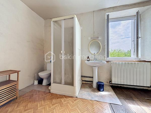 Maison de bourg située sur la commune de Genneton (79).

Elle comprend une entrée sur séjour, une cuisine dinatoire, une salle d’eau, des WC indépendants et une chambre.

À l’étage, vous trouverez trois chambres sur parquet, une salle d’eau avec WC de 20 m² ainsi qu’un grenier aménageable de 30 m².

Ce bien bénéficie également d’un espace extérieur avec un garage de 40 m² et un atelier.

Côté technique, cette maison en pierre dispose d’une pompe à chaleur air/eau, de menuiseries en double vitrage et d’un assainissement collectif.