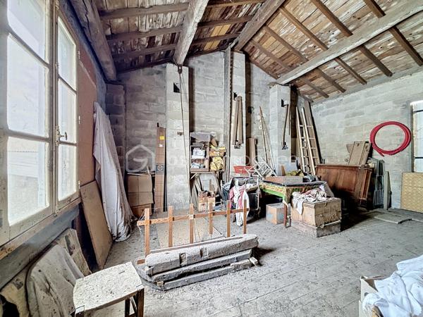 Maison de bourg située sur la commune de Genneton (79).

Elle comprend une entrée sur séjour, une cuisine dinatoire, une salle d’eau, des WC indépendants et une chambre.

À l’étage, vous trouverez trois chambres sur parquet, une salle d’eau avec WC de 20 m² ainsi qu’un grenier aménageable de 30 m².

Ce bien bénéficie également d’un espace extérieur avec un garage de 40 m² et un atelier.

Côté technique, cette maison en pierre dispose d’une pompe à chaleur air/eau, de menuiseries en double vitrage et d’un assainissement collectif.