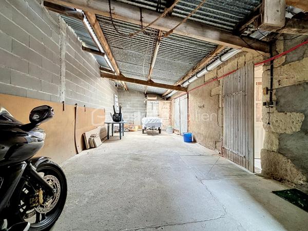 Maison de bourg située sur la commune de Genneton (79).

Elle comprend une entrée sur séjour, une cuisine dinatoire, une salle d’eau, des WC indépendants et une chambre.

À l’étage, vous trouverez trois chambres sur parquet, une salle d’eau avec WC de 20 m² ainsi qu’un grenier aménageable de 30 m².

Ce bien bénéficie également d’un espace extérieur avec un garage de 40 m² et un atelier.

Côté technique, cette maison en pierre dispose d’une pompe à chaleur air/eau, de menuiseries en double vitrage et d’un assainissement collectif.