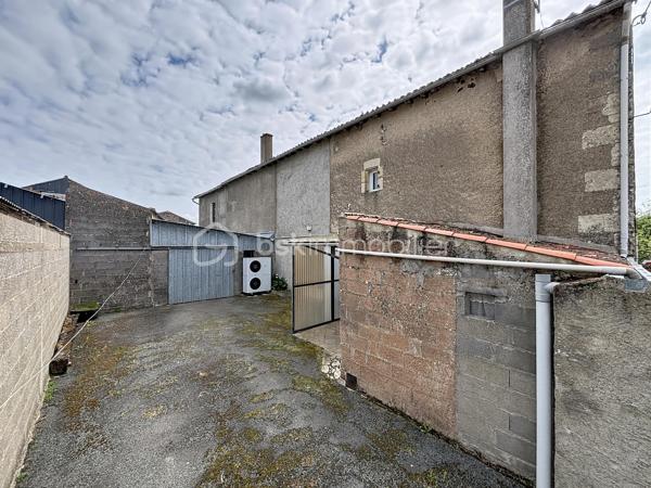 Maison de bourg située sur la commune de Genneton (79).

Elle comprend une entrée sur séjour, une cuisine dinatoire, une salle d’eau, des WC indépendants et une chambre.

À l’étage, vous trouverez trois chambres sur parquet, une salle d’eau avec WC de 20 m² ainsi qu’un grenier aménageable de 30 m².

Ce bien bénéficie également d’un espace extérieur avec un garage de 40 m² et un atelier.

Côté technique, cette maison en pierre dispose d’une pompe à chaleur air/eau, de menuiseries en double vitrage et d’un assainissement collectif.