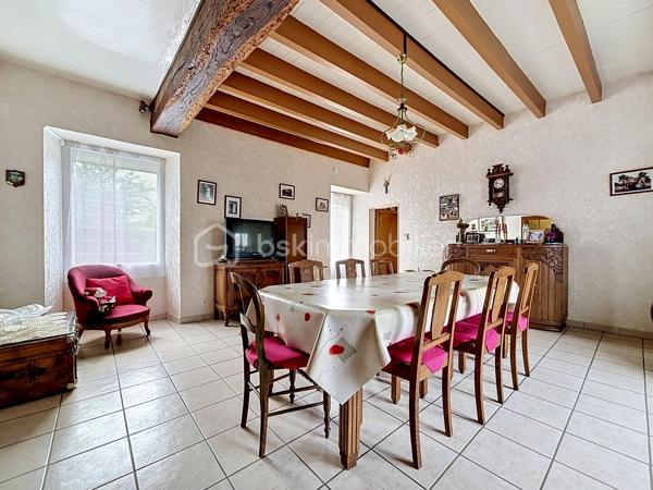 Maison de bourg située sur la commune de Genneton (79).

Elle comprend une entrée sur séjour, une cuisine dinatoire, une salle d’eau, des WC indépendants et une chambre.

À l’étage, vous trouverez trois chambres sur parquet, une salle d’eau avec WC de 20 m² ainsi qu’un grenier aménageable de 30 m².

Ce bien bénéficie également d’un espace extérieur avec un garage de 40 m² et un atelier.

Côté technique, cette maison en pierre dispose d’une pompe à chaleur air/eau, de menuiseries en double vitrage et d’un assainissement collectif.