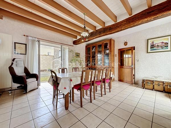 Maison de bourg située sur la commune de Genneton (79).

Elle comprend une entrée sur séjour, une cuisine dinatoire, une salle d’eau, des WC indépendants et une chambre.

À l’étage, vous trouverez trois chambres sur parquet, une salle d’eau avec WC de 20 m² ainsi qu’un grenier aménageable de 30 m².

Ce bien bénéficie également d’un espace extérieur avec un garage de 40 m² et un atelier.

Côté technique, cette maison en pierre dispose d’une pompe à chaleur air/eau, de menuiseries en double vitrage et d’un assainissement collectif.