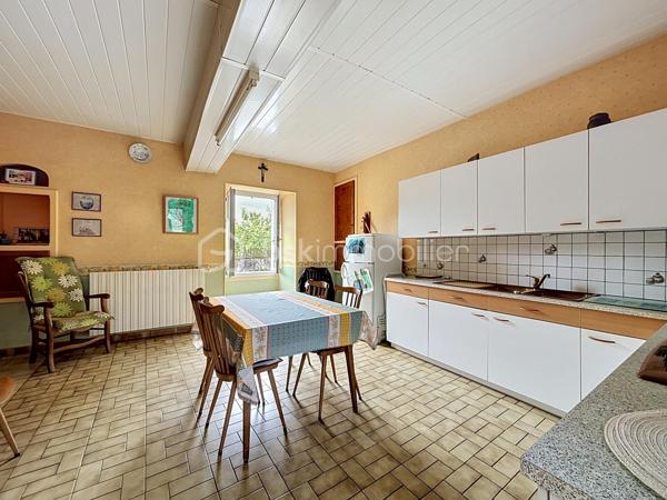 Maison de bourg située sur la commune de Genneton (79).

Elle comprend une entrée sur séjour, une cuisine dinatoire, une salle d’eau, des WC indépendants et une chambre.

À l’étage, vous trouverez trois chambres sur parquet, une salle d’eau avec WC de 20 m² ainsi qu’un grenier aménageable de 30 m².

Ce bien bénéficie également d’un espace extérieur avec un garage de 40 m² et un atelier.

Côté technique, cette maison en pierre dispose d’une pompe à chaleur air/eau, de menuiseries en double vitrage et d’un assainissement collectif.