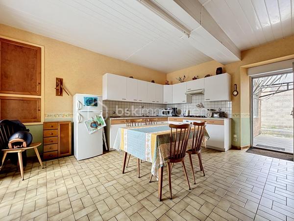 Maison de bourg située sur la commune de Genneton (79).

Elle comprend une entrée sur séjour, une cuisine dinatoire, une salle d’eau, des WC indépendants et une chambre.

À l’étage, vous trouverez trois chambres sur parquet, une salle d’eau avec WC de 20 m² ainsi qu’un grenier aménageable de 30 m².

Ce bien bénéficie également d’un espace extérieur avec un garage de 40 m² et un atelier.

Côté technique, cette maison en pierre dispose d’une pompe à chaleur air/eau, de menuiseries en double vitrage et d’un assainissement collectif.