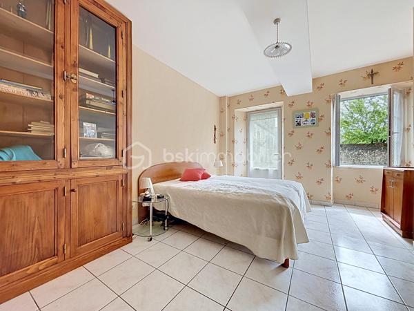 Maison de bourg située sur la commune de Genneton (79).

Elle comprend une entrée sur séjour, une cuisine dinatoire, une salle d’eau, des WC indépendants et une chambre.

À l’étage, vous trouverez trois chambres sur parquet, une salle d’eau avec WC de 20 m² ainsi qu’un grenier aménageable de 30 m².

Ce bien bénéficie également d’un espace extérieur avec un garage de 40 m² et un atelier.

Côté technique, cette maison en pierre dispose d’une pompe à chaleur air/eau, de menuiseries en double vitrage et d’un assainissement collectif.