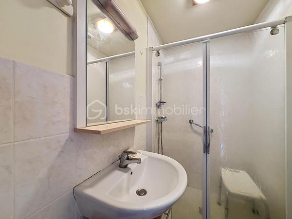Maison de bourg située sur la commune de Genneton (79).

Elle comprend une entrée sur séjour, une cuisine dinatoire, une salle d’eau, des WC indépendants et une chambre.

À l’étage, vous trouverez trois chambres sur parquet, une salle d’eau avec WC de 20 m² ainsi qu’un grenier aménageable de 30 m².

Ce bien bénéficie également d’un espace extérieur avec un garage de 40 m² et un atelier.

Côté technique, cette maison en pierre dispose d’une pompe à chaleur air/eau, de menuiseries en double vitrage et d’un assainissement collectif.