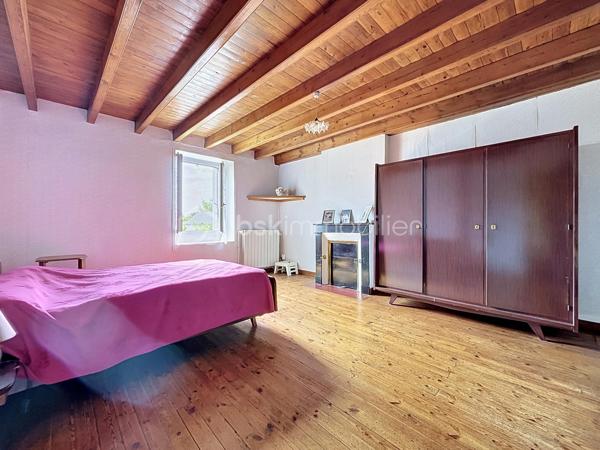 Maison de bourg située sur la commune de Genneton (79).

Elle comprend une entrée sur séjour, une cuisine dinatoire, une salle d’eau, des WC indépendants et une chambre.

À l’étage, vous trouverez trois chambres sur parquet, une salle d’eau avec WC de 20 m² ainsi qu’un grenier aménageable de 30 m².

Ce bien bénéficie également d’un espace extérieur avec un garage de 40 m² et un atelier.

Côté technique, cette maison en pierre dispose d’une pompe à chaleur air/eau, de menuiseries en double vitrage et d’un assainissement collectif.