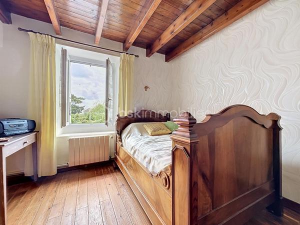 Maison de bourg située sur la commune de Genneton (79).

Elle comprend une entrée sur séjour, une cuisine dinatoire, une salle d’eau, des WC indépendants et une chambre.

À l’étage, vous trouverez trois chambres sur parquet, une salle d’eau avec WC de 20 m² ainsi qu’un grenier aménageable de 30 m².

Ce bien bénéficie également d’un espace extérieur avec un garage de 40 m² et un atelier.

Côté technique, cette maison en pierre dispose d’une pompe à chaleur air/eau, de menuiseries en double vitrage et d’un assainissement collectif.