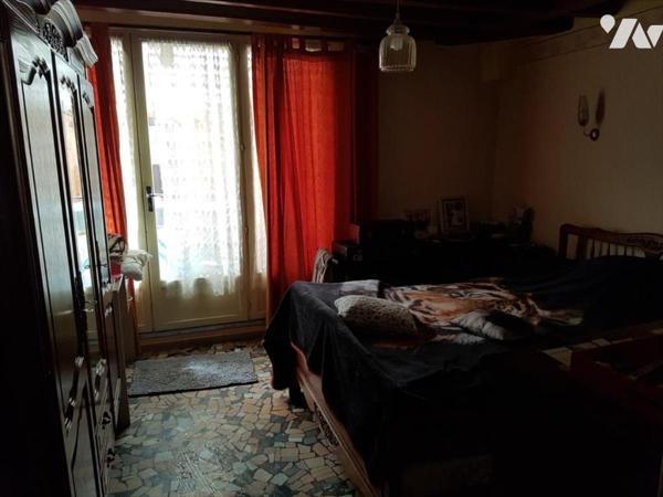 LA FLECHE Centre, maison de ville à rafraichir