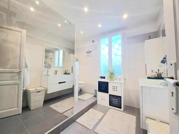 LUNEL villa 169m2, piscine forage photovoltaïques