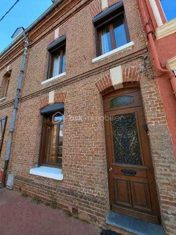 Laurent Jacquet propose à la vente une maison mitoyenne à rafraîchir située dans un quartier calme d’Abbeville, à proximité immédiate du centre-ville, des commerces et des axes autoroutiers A16 / A28 et 20 minutes de la Baie de Somme. Elle se compose :

En rez-de-chaussée :
- une entrée
- une salle à manger ouverte sur un salon agrémenté d’un insert à bois.
- une cuisine lumineuses avec puits de lumière
- une salle de douches
- un wc séparé

Au premier étage :
- un palier
- deux chambres
- une salle de douches avec wc

Au deuxième étage :
- un palier
- une chambre 
- un bureau ou chambre d’enfant avec grenier attenant offrant la possibilité d’agrandir cette pièce

Cette maison, chauffée au gaz de ville par une chaudière à condensation, dispose également d’une cave, d’une chaufferie ainsi que de petites dépendances. L’ensemble est implanté sur un terrain clos d’environ 390 m².