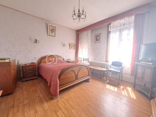 Laurent Jacquet propose à la vente une maison mitoyenne à rafraîchir située dans un quartier calme d’Abbeville, à proximité immédiate du centre-ville, des commerces et des axes autoroutiers A16 / A28 et 20 minutes de la Baie de Somme. Elle se compose :

En rez-de-chaussée :
- une entrée
- une salle à manger ouverte sur un salon agrémenté d’un insert à bois.
- une cuisine lumineuses avec puits de lumière
- une salle de douches
- un wc séparé

Au premier étage :
- un palier
- deux chambres
- une salle de douches avec wc

Au deuxième étage :
- un palier
- une chambre 
- un bureau ou chambre d’enfant avec grenier attenant offrant la possibilité d’agrandir cette pièce

Cette maison, chauffée au gaz de ville par une chaudière à condensation, dispose également d’une cave, d’une chaufferie ainsi que de petites dépendances. L’ensemble est implanté sur un terrain clos d’environ 390 m².