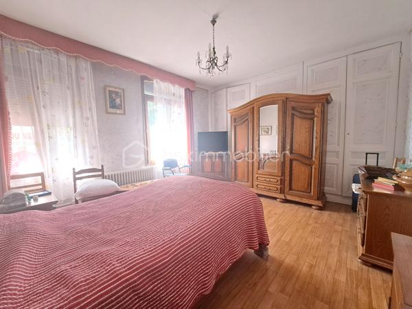 Laurent Jacquet propose à la vente une maison mitoyenne à rafraîchir située dans un quartier calme d’Abbeville, à proximité immédiate du centre-ville, des commerces et des axes autoroutiers A16 / A28 et 20 minutes de la Baie de Somme. Elle se compose :

En rez-de-chaussée :
- une entrée
- une salle à manger ouverte sur un salon agrémenté d’un insert à bois.
- une cuisine lumineuses avec puits de lumière
- une salle de douches
- un wc séparé

Au premier étage :
- un palier
- deux chambres
- une salle de douches avec wc

Au deuxième étage :
- un palier
- une chambre 
- un bureau ou chambre d’enfant avec grenier attenant offrant la possibilité d’agrandir cette pièce

Cette maison, chauffée au gaz de ville par une chaudière à condensation, dispose également d’une cave, d’une chaufferie ainsi que de petites dépendances. L’ensemble est implanté sur un terrain clos d’environ 390 m².
