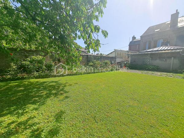 Laurent Jacquet propose à la vente une maison mitoyenne à rafraîchir située dans un quartier calme d’Abbeville, à proximité immédiate du centre-ville, des commerces et des axes autoroutiers A16 / A28 et 20 minutes de la Baie de Somme. Elle se compose :

En rez-de-chaussée :
- une entrée
- une salle à manger ouverte sur un salon agrémenté d’un insert à bois.
- une cuisine lumineuses avec puits de lumière
- une salle de douches
- un wc séparé

Au premier étage :
- un palier
- deux chambres
- une salle de douches avec wc

Au deuxième étage :
- un palier
- une chambre 
- un bureau ou chambre d’enfant avec grenier attenant offrant la possibilité d’agrandir cette pièce

Cette maison, chauffée au gaz de ville par une chaudière à condensation, dispose également d’une cave, d’une chaufferie ainsi que de petites dépendances. L’ensemble est implanté sur un terrain clos d’environ 390 m².