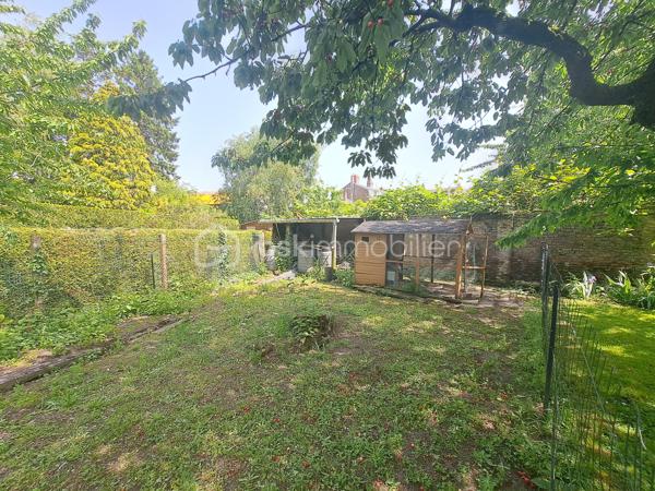 Laurent Jacquet propose à la vente une maison mitoyenne à rafraîchir située dans un quartier calme d’Abbeville, à proximité immédiate du centre-ville, des commerces et des axes autoroutiers A16 / A28 et 20 minutes de la Baie de Somme. Elle se compose :

En rez-de-chaussée :
- une entrée
- une salle à manger ouverte sur un salon agrémenté d’un insert à bois.
- une cuisine lumineuses avec puits de lumière
- une salle de douches
- un wc séparé

Au premier étage :
- un palier
- deux chambres
- une salle de douches avec wc

Au deuxième étage :
- un palier
- une chambre 
- un bureau ou chambre d’enfant avec grenier attenant offrant la possibilité d’agrandir cette pièce

Cette maison, chauffée au gaz de ville par une chaudière à condensation, dispose également d’une cave, d’une chaufferie ainsi que de petites dépendances. L’ensemble est implanté sur un terrain clos d’environ 390 m².