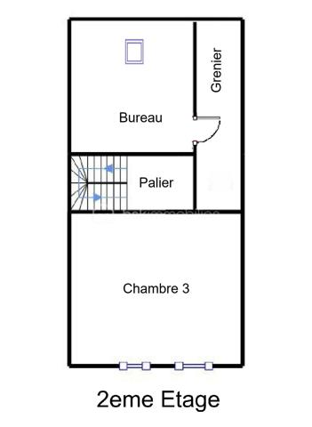 Laurent Jacquet propose à la vente une maison mitoyenne à rafraîchir située dans un quartier calme d’Abbeville, à proximité immédiate du centre-ville, des commerces et des axes autoroutiers A16 / A28 et 20 minutes de la Baie de Somme. Elle se compose :

En rez-de-chaussée :
- une entrée
- une salle à manger ouverte sur un salon agrémenté d’un insert à bois.
- une cuisine lumineuses avec puits de lumière
- une salle de douches
- un wc séparé

Au premier étage :
- un palier
- deux chambres
- une salle de douches avec wc

Au deuxième étage :
- un palier
- une chambre 
- un bureau ou chambre d’enfant avec grenier attenant offrant la possibilité d’agrandir cette pièce

Cette maison, chauffée au gaz de ville par une chaudière à condensation, dispose également d’une cave, d’une chaufferie ainsi que de petites dépendances. L’ensemble est implanté sur un terrain clos d’environ 390 m².
