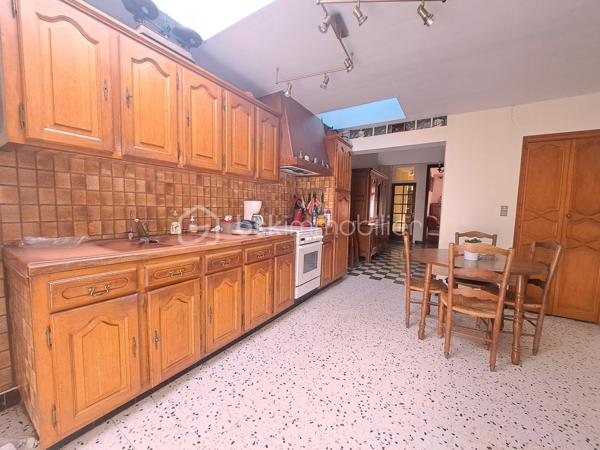 Laurent Jacquet propose à la vente une maison mitoyenne à rafraîchir située dans un quartier calme d’Abbeville, à proximité immédiate du centre-ville, des commerces et des axes autoroutiers A16 / A28 et 20 minutes de la Baie de Somme. Elle se compose :

En rez-de-chaussée :
- une entrée
- une salle à manger ouverte sur un salon agrémenté d’un insert à bois.
- une cuisine lumineuses avec puits de lumière
- une salle de douches
- un wc séparé

Au premier étage :
- un palier
- deux chambres
- une salle de douches avec wc

Au deuxième étage :
- un palier
- une chambre 
- un bureau ou chambre d’enfant avec grenier attenant offrant la possibilité d’agrandir cette pièce

Cette maison, chauffée au gaz de ville par une chaudière à condensation, dispose également d’une cave, d’une chaufferie ainsi que de petites dépendances. L’ensemble est implanté sur un terrain clos d’environ 390 m².