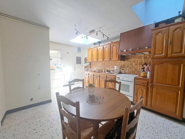 Laurent Jacquet propose à la vente une maison mitoyenne à rafraîchir située dans un quartier calme d’Abbeville, à proximité immédiate du centre-ville, des commerces et des axes autoroutiers A16 / A28 et 20 minutes de la Baie de Somme. Elle se compose :

En rez-de-chaussée :
- une entrée
- une salle à manger ouverte sur un salon agrémenté d’un insert à bois.
- une cuisine lumineuses avec puits de lumière
- une salle de douches
- un wc séparé

Au premier étage :
- un palier
- deux chambres
- une salle de douches avec wc

Au deuxième étage :
- un palier
- une chambre 
- un bureau ou chambre d’enfant avec grenier attenant offrant la possibilité d’agrandir cette pièce

Cette maison, chauffée au gaz de ville par une chaudière à condensation, dispose également d’une cave, d’une chaufferie ainsi que de petites dépendances. L’ensemble est implanté sur un terrain clos d’environ 390 m².