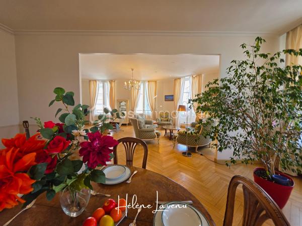 En Exclusivité à  Boulogne-sur-mer 

Découvrez 155m2 d'élégance, lumineux toute la journée grâce à son excellente exposition et ses grands ouvrants. 
Cet appartement est situé en cœur de Ville, entre le Port et les Remparts de la vieille ville, il se situe dans une copropriété avec ascenseur et square de repos.

Ce bien de caractère se présente ainsi : 
- Vaste sas d'accueil,
- Grand espace de réception et dinatoire de plus de 60m2, sublimé par son parquet en bâton rompus, et son balconnet.
- Cuisine séparée, aménagée et équipée,
- 3 chambres dont une suite parentale de 30m2 [ avec dressings, salle d'eau, baignoire et wc ] 
- Salle de bains 
- Wc séparés 
+ 2 caves 

Prestations techniques : 
- Chaudière individuelle électrique, avec thermostat par domotique
- Production eau chaude par Ballon 200L
- VMC auto réglable
- Fenêtres Double Vitrage
- Absence Amiante 
- Absence Plomb
- Absence d'anomalie électrique
- Copropriété syndic professionnel
- DPE D [ 222 ] / GES B [ 8 ]
- Charges de copropriété : 1200€/trimestre
- Taxe foncière : 1600€

Honoraires charge vendeur inclus
Contact & Visites : 06 37 49 25 17
Hélène Lavenu