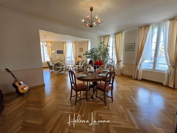 En Exclusivité à  Boulogne-sur-mer 

Découvrez 155m2 d'élégance, lumineux toute la journée grâce à son excellente exposition et ses grands ouvrants. 
Cet appartement est situé en cœur de Ville, entre le Port et les Remparts de la vieille ville, il se situe dans une copropriété avec ascenseur et square de repos.

Ce bien de caractère se présente ainsi : 
- Vaste sas d'accueil,
- Grand espace de réception et dinatoire de plus de 60m2, sublimé par son parquet en bâton rompus, et son balconnet.
- Cuisine séparée, aménagée et équipée,
- 3 chambres dont une suite parentale de 30m2 [ avec dressings, salle d'eau, baignoire et wc ] 
- Salle de bains 
- Wc séparés 
+ 2 caves 

Prestations techniques : 
- Chaudière individuelle électrique, avec thermostat par domotique
- Production eau chaude par Ballon 200L
- VMC auto réglable
- Fenêtres Double Vitrage
- Absence Amiante 
- Absence Plomb
- Absence d'anomalie électrique
- Copropriété syndic professionnel
- DPE D [ 222 ] / GES B [ 8 ]
- Charges de copropriété : 1200€/trimestre
- Taxe foncière : 1600€

Honoraires charge vendeur inclus
Contact & Visites : 06 37 49 25 17
Hélène Lavenu