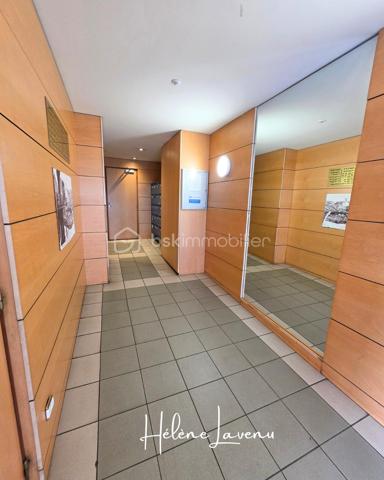 En Exclusivité à  Boulogne-sur-mer 

Découvrez 155m2 d'élégance, lumineux toute la journée grâce à son excellente exposition et ses grands ouvrants. 
Cet appartement est situé en cœur de Ville, entre le Port et les Remparts de la vieille ville, il se situe dans une copropriété avec ascenseur et square de repos.

Ce bien de caractère se présente ainsi : 
- Vaste sas d'accueil,
- Grand espace de réception et dinatoire de plus de 60m2, sublimé par son parquet en bâton rompus, et son balconnet.
- Cuisine séparée, aménagée et équipée,
- 3 chambres dont une suite parentale de 30m2 [ avec dressings, salle d'eau, baignoire et wc ] 
- Salle de bains 
- Wc séparés 
+ 2 caves 

Prestations techniques : 
- Chaudière individuelle électrique, avec thermostat par domotique
- Production eau chaude par Ballon 200L
- VMC auto réglable
- Fenêtres Double Vitrage
- Absence Amiante 
- Absence Plomb
- Absence d'anomalie électrique
- Copropriété syndic professionnel
- DPE D [ 222 ] / GES B [ 8 ]
- Charges de copropriété : 1200€/trimestre
- Taxe foncière : 1600€

Honoraires charge vendeur inclus
Contact & Visites : 06 37 49 25 17
Hélène Lavenu
