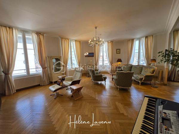 En Exclusivité à  Boulogne-sur-mer 

Découvrez 155m2 d'élégance, lumineux toute la journée grâce à son excellente exposition et ses grands ouvrants. 
Cet appartement est situé en cœur de Ville, entre le Port et les Remparts de la vieille ville, il se situe dans une copropriété avec ascenseur et square de repos.

Ce bien de caractère se présente ainsi : 
- Vaste sas d'accueil,
- Grand espace de réception et dinatoire de plus de 60m2, sublimé par son parquet en bâton rompus, et son balconnet.
- Cuisine séparée, aménagée et équipée,
- 3 chambres dont une suite parentale de 30m2 [ avec dressings, salle d'eau, baignoire et wc ] 
- Salle de bains 
- Wc séparés 
+ 2 caves 

Prestations techniques : 
- Chaudière individuelle électrique, avec thermostat par domotique
- Production eau chaude par Ballon 200L
- VMC auto réglable
- Fenêtres Double Vitrage
- Absence Amiante 
- Absence Plomb
- Absence d'anomalie électrique
- Copropriété syndic professionnel
- DPE D [ 222 ] / GES B [ 8 ]
- Charges de copropriété : 1200€/trimestre
- Taxe foncière : 1600€

Honoraires charge vendeur inclus
Contact & Visites : 06 37 49 25 17
Hélène Lavenu