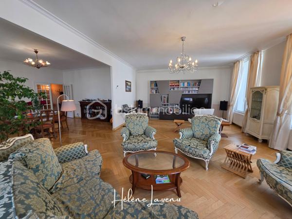 En Exclusivité à  Boulogne-sur-mer 

Découvrez 155m2 d'élégance, lumineux toute la journée grâce à son excellente exposition et ses grands ouvrants. 
Cet appartement est situé en cœur de Ville, entre le Port et les Remparts de la vieille ville, il se situe dans une copropriété avec ascenseur et square de repos.

Ce bien de caractère se présente ainsi : 
- Vaste sas d'accueil,
- Grand espace de réception et dinatoire de plus de 60m2, sublimé par son parquet en bâton rompus, et son balconnet.
- Cuisine séparée, aménagée et équipée,
- 3 chambres dont une suite parentale de 30m2 [ avec dressings, salle d'eau, baignoire et wc ] 
- Salle de bains 
- Wc séparés 
+ 2 caves 

Prestations techniques : 
- Chaudière individuelle électrique, avec thermostat par domotique
- Production eau chaude par Ballon 200L
- VMC auto réglable
- Fenêtres Double Vitrage
- Absence Amiante 
- Absence Plomb
- Absence d'anomalie électrique
- Copropriété syndic professionnel
- DPE D [ 222 ] / GES B [ 8 ]
- Charges de copropriété : 1200€/trimestre
- Taxe foncière : 1600€

Honoraires charge vendeur inclus
Contact & Visites : 06 37 49 25 17
Hélène Lavenu