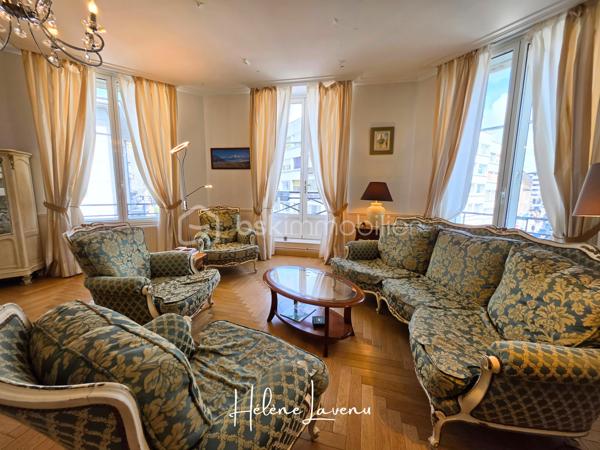 En Exclusivité à  Boulogne-sur-mer 

Découvrez 155m2 d'élégance, lumineux toute la journée grâce à son excellente exposition et ses grands ouvrants. 
Cet appartement est situé en cœur de Ville, entre le Port et les Remparts de la vieille ville, il se situe dans une copropriété avec ascenseur et square de repos.

Ce bien de caractère se présente ainsi : 
- Vaste sas d'accueil,
- Grand espace de réception et dinatoire de plus de 60m2, sublimé par son parquet en bâton rompus, et son balconnet.
- Cuisine séparée, aménagée et équipée,
- 3 chambres dont une suite parentale de 30m2 [ avec dressings, salle d'eau, baignoire et wc ] 
- Salle de bains 
- Wc séparés 
+ 2 caves 

Prestations techniques : 
- Chaudière individuelle électrique, avec thermostat par domotique
- Production eau chaude par Ballon 200L
- VMC auto réglable
- Fenêtres Double Vitrage
- Absence Amiante 
- Absence Plomb
- Absence d'anomalie électrique
- Copropriété syndic professionnel
- DPE D [ 222 ] / GES B [ 8 ]
- Charges de copropriété : 1200€/trimestre
- Taxe foncière : 1600€

Honoraires charge vendeur inclus
Contact & Visites : 06 37 49 25 17
Hélène Lavenu