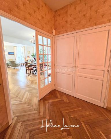 En Exclusivité à  Boulogne-sur-mer 

Découvrez 155m2 d'élégance, lumineux toute la journée grâce à son excellente exposition et ses grands ouvrants. 
Cet appartement est situé en cœur de Ville, entre le Port et les Remparts de la vieille ville, il se situe dans une copropriété avec ascenseur et square de repos.

Ce bien de caractère se présente ainsi : 
- Vaste sas d'accueil,
- Grand espace de réception et dinatoire de plus de 60m2, sublimé par son parquet en bâton rompus, et son balconnet.
- Cuisine séparée, aménagée et équipée,
- 3 chambres dont une suite parentale de 30m2 [ avec dressings, salle d'eau, baignoire et wc ] 
- Salle de bains 
- Wc séparés 
+ 2 caves 

Prestations techniques : 
- Chaudière individuelle électrique, avec thermostat par domotique
- Production eau chaude par Ballon 200L
- VMC auto réglable
- Fenêtres Double Vitrage
- Absence Amiante 
- Absence Plomb
- Absence d'anomalie électrique
- Copropriété syndic professionnel
- DPE D [ 222 ] / GES B [ 8 ]
- Charges de copropriété : 1200€/trimestre
- Taxe foncière : 1600€

Honoraires charge vendeur inclus
Contact & Visites : 06 37 49 25 17
Hélène Lavenu