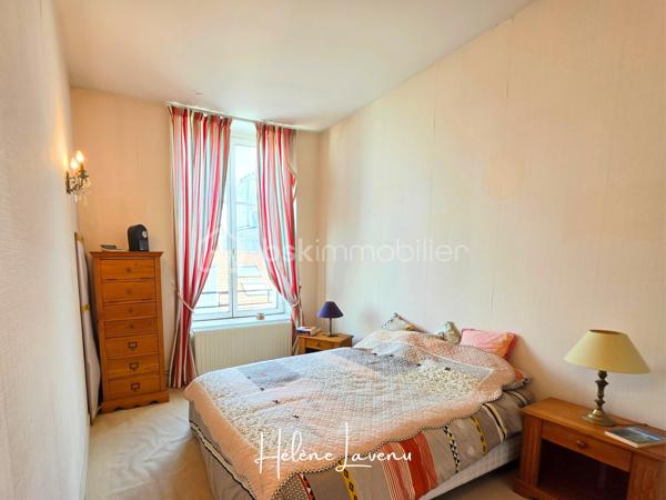 En Exclusivité à  Boulogne-sur-mer 

Découvrez 155m2 d'élégance, lumineux toute la journée grâce à son excellente exposition et ses grands ouvrants. 
Cet appartement est situé en cœur de Ville, entre le Port et les Remparts de la vieille ville, il se situe dans une copropriété avec ascenseur et square de repos.

Ce bien de caractère se présente ainsi : 
- Vaste sas d'accueil,
- Grand espace de réception et dinatoire de plus de 60m2, sublimé par son parquet en bâton rompus, et son balconnet.
- Cuisine séparée, aménagée et équipée,
- 3 chambres dont une suite parentale de 30m2 [ avec dressings, salle d'eau, baignoire et wc ] 
- Salle de bains 
- Wc séparés 
+ 2 caves 

Prestations techniques : 
- Chaudière individuelle électrique, avec thermostat par domotique
- Production eau chaude par Ballon 200L
- VMC auto réglable
- Fenêtres Double Vitrage
- Absence Amiante 
- Absence Plomb
- Absence d'anomalie électrique
- Copropriété syndic professionnel
- DPE D [ 222 ] / GES B [ 8 ]
- Charges de copropriété : 1200€/trimestre
- Taxe foncière : 1600€

Honoraires charge vendeur inclus
Contact & Visites : 06 37 49 25 17
Hélène Lavenu