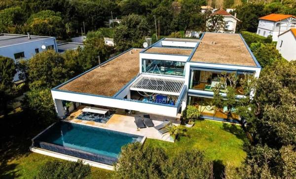 Exceptionnel à proximité de Royan. Villa avec une vue panoramique sur mer.