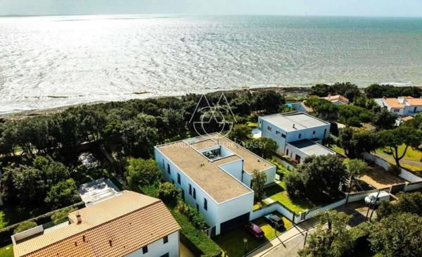 Exceptionnel à proximité de Royan. Villa avec une vue panoramique sur mer.